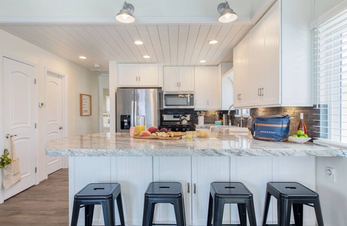 West Newport Apartment | Surfrider II by AvantStay | Walk to the Beach + Balcony