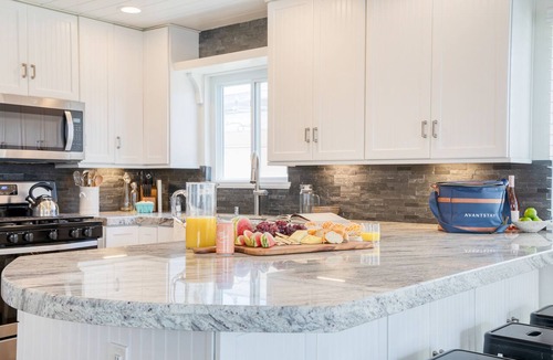 West Newport Apartment | Surfrider II by AvantStay | Walk to the Beach + Balcony