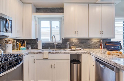 West Newport Apartment | Surfrider II by AvantStay | Walk to the Beach + Balcony