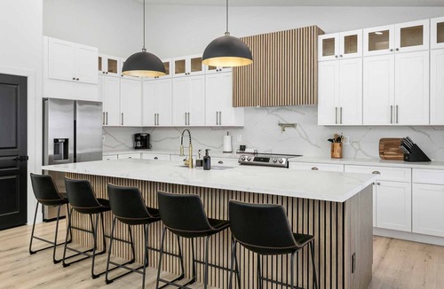 North Scottsdale House | SWSS Upscale Kierland 4BR Retreat | Heated Pool, Outdoor Living, Gourmet Kitchen & Fire Pit