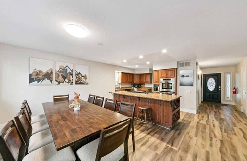 Tahoe Island House | Tahoe Adventure Lodge: Hot Tub + Pool Table