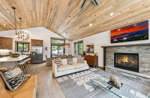 North Upper Truckee Cabin | Tahoe Forest Lodge: Hot Tub, Pool Table, A/C