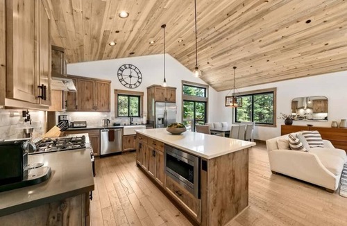 North Upper Truckee Cabin | Tahoe Forest Lodge: Hot Tub, Pool Table, A/C
