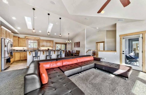 Mountain View Estates House | Tahoe Mountain Retreat: A/C, Hot Tub, Dog Friendly