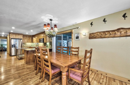 Christmas Valley Cabin | TAHOE RANCH, SUMMERTIME POOL, HOT TUB, ON RIVER, 3BD, 2 BA, FAMILY & DOG OK WALK