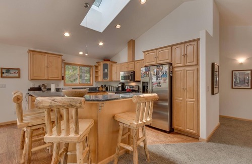 Tahoma House | Tahoma Charm by Tahoe Getaways - 3 BR + Hot Tub + A/C