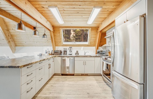 Chamberlands Cabin | Tamarack by AvantStay | Remodeled Chamberlands! Full Beach/Pool Access!