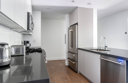 Sharon Heights Apartment | Tasteful Menlo Park 1BR w/Gym & Pool, nr Shops, by Blueground