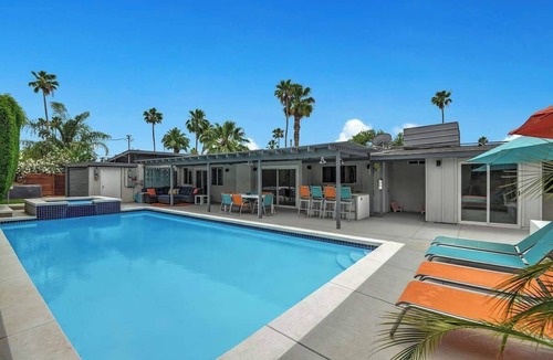 Sunrise Vista Chino House | Teal and Tangerine Retreat - Movie Colony East - 5 mins to downtown, perfect 3 bedroom, 3 bath, Pool, Spa & Casita