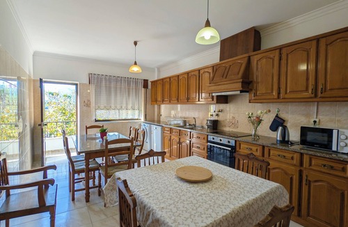 Charneca de Caparica e Sobreda House | Terraço 26 Villa - Large 8BR Sleeps 22 w/Garden & Terrace near Lisbon & Beaches