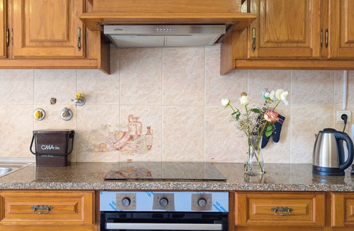 Charneca de Caparica e Sobreda House | Terraço 26 Villa - Large 8BR Sleeps 22 w/Garden & Terrace near Lisbon & Beaches
