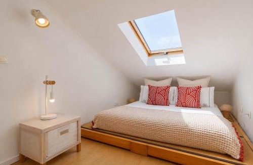 Santo Amaro Apartment | Terrace & River View Retreat