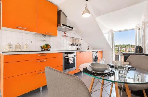 Santo Amaro Apartment | Terrace & River View Retreat