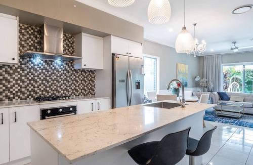 Northgate House | The Airport Stop Spacious House City & Sky Base