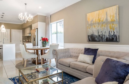 Northgate House | The Airport Stop Spacious House City & Sky Base