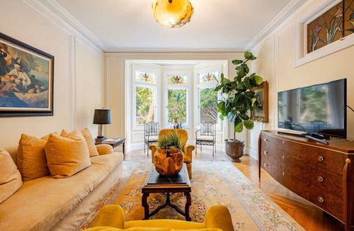 Nob Hill Cabin | The Audrey Hepburn Suite, atop of Nob Hill