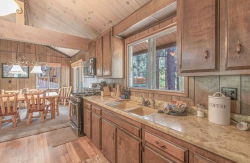 Fox Farm Cabin | The Avalon Retreat + Huge Yard + Patio/BBQ+Firepit