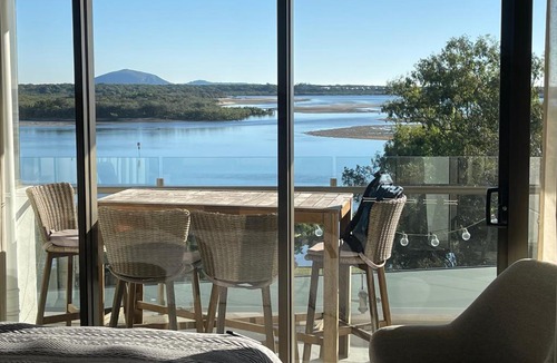 Maroochydore Apartment | THE COSMOPOLITAN COTTON TREE Absolute Waterfront - Unit 10609