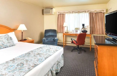 Solvang Hotel | The Danish Capital of America! Parking, Pool, Close to Santa Ynez River!
