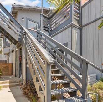 Golden Hill Apartment | The Downtown Carraige Flat