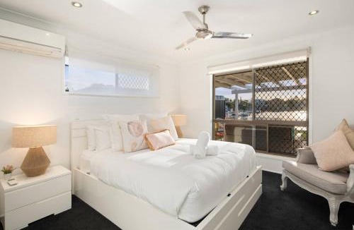 Broadbeach Waters House | The Elouera - Riverfront Haven near Surfers Paradise