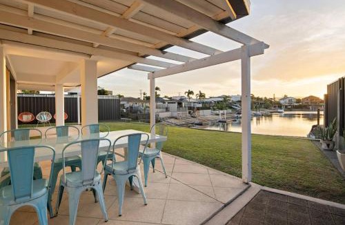 Broadbeach Waters House | The Elouera - Riverfront Haven near Surfers Paradise
