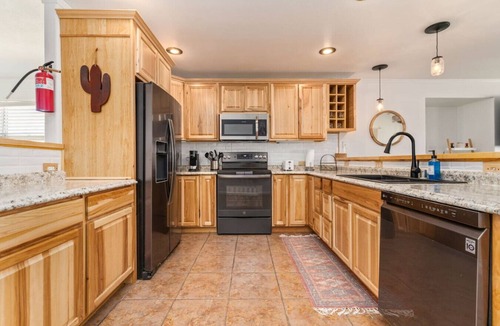 Twentynine Palms House | The Farm House | Pool&Spa | 5 min to JT Park