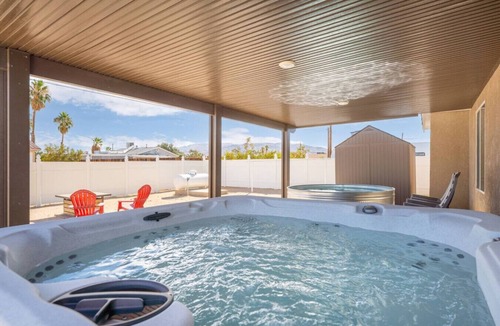 Twentynine Palms House | The Farm House | Pool&Spa | 5 min to JT Park