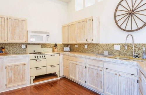 Landers House | THE FARMHOUSE RETREAT:5 acres,hot tub,sleeps 10,AC