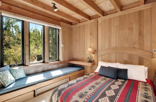 Bear Valley House | The Glass House | Panoramic Mountain Views & Sauna