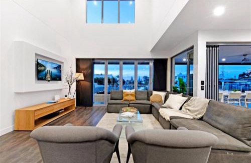 Broadbeach Waters House | The Grand - SPECIAL Stay 6 Pay 5