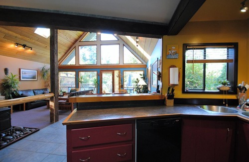 Tofino House | The Hacienda on South Chesterman. One minute walk to the beach. Relax and Unwind