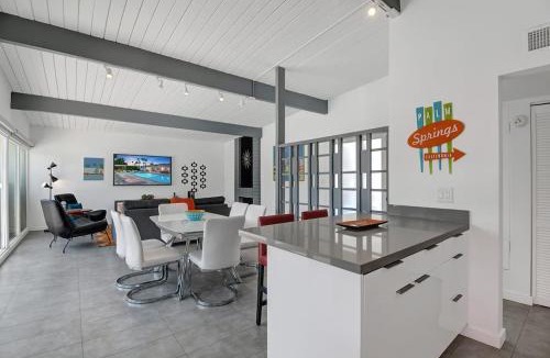 Sunmor House | The Happy House - Alice Lodging
