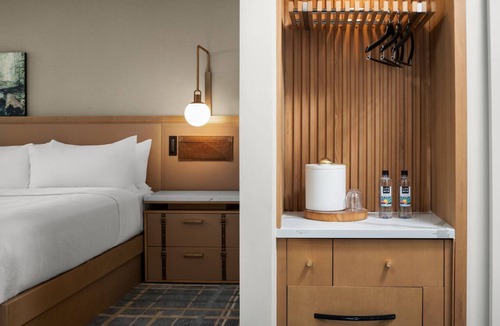 Oakhurst Hotel | The Inelle, Oakhurst Yosemite, a Tribute Portfolio Hotel
