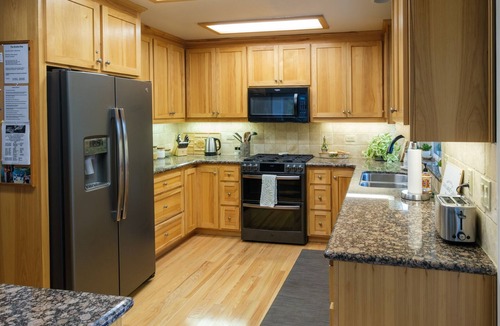 Arnold Cabin | The Knotty Pine, Hot Tub, EV Charger, Rec Room, Pets ok