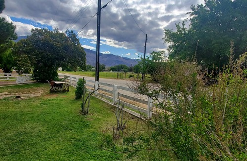Lone Pine House | The Lone Pine Charm House 2bd 1ba. Views, Fenced, Walk to town, 30 day minimum.