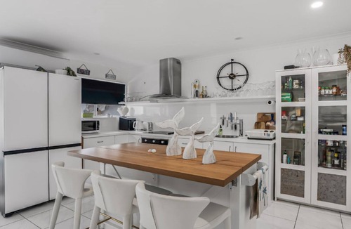 Sandstone Point Apartment | The Luxe Waterfront, TOP NOTCH
