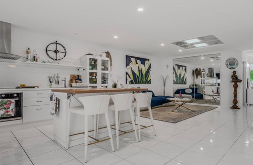 Sandstone Point Apartment | The Luxe Waterfront, TOP NOTCH