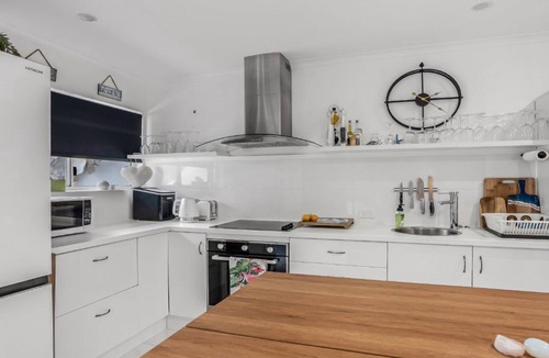 Sandstone Point Apartment | The Luxe Waterfront, TOP NOTCH
