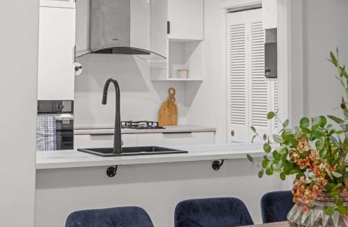 Bowen Hills Apartment | The Mews Bowen Hills - Spacious 3-Bedroom Apartment with Pool & Parking
