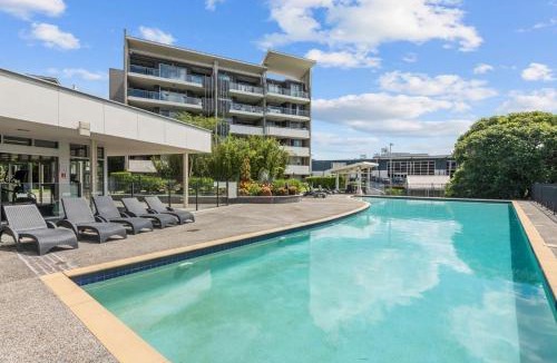 Bowen Hills Apartment | The Mews Bowen Hills - Spacious 3-Bedroom Apartment with Pool & Parking