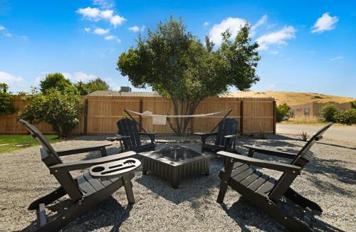 Lemon Cove House | The Noir House, Cozy haven near Sequoia & Kaweah