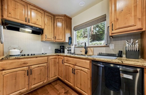 Tahoe Village House | The “Pine Tree Cabin”. Hot Tub, 4Br, 2 Ba, A/C, Near beaches, casinos, skiing