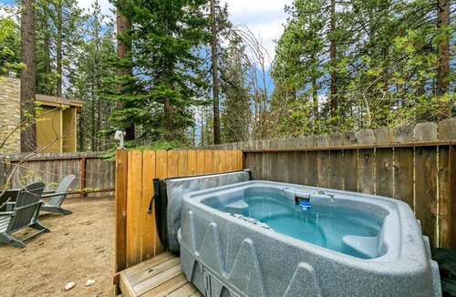 Tahoe Village House | The “Pine Tree Cabin”. Hot Tub, 4Br, 2 Ba, A/C, Near beaches, casinos, skiing