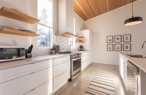 Tofino House | The Pods Paradise-Marina, Hot tub, Downtown