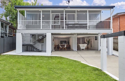 Labrador Apartment | The Queenslander! Bright - Breezy - Beautiful