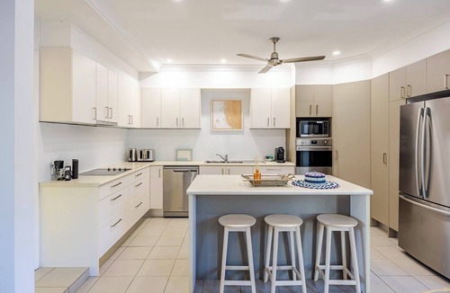Broadbeach Waters House | "The Salt Box" - Coastal Family Retreat - 4BR