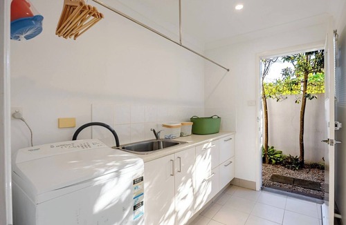 Broadbeach Waters House | "The Salt Box" - Coastal Family Retreat - 4BR