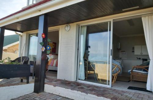 Aston Bay Apartment | The Sparrow's Nest Beach-Front Self-catering