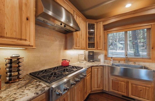 South Lake Tahoe Ski Chalet | The T-Pot – Chalet for 12